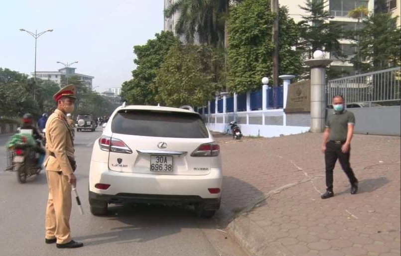 ha noi xe sang lexus deo bien gia bi duc so khung dspl