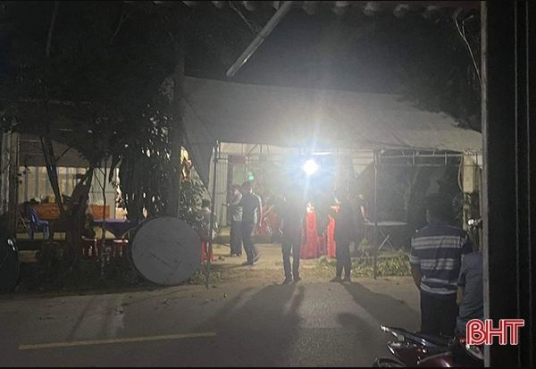 ha tinh mot nguoi phu nu tu vong tren giuong tay cam dien thoai dspl dspl