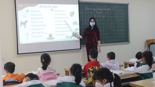 ha noi ty le hoc sinh tieu hoc den truong trong buoi hoc dau tien dspl