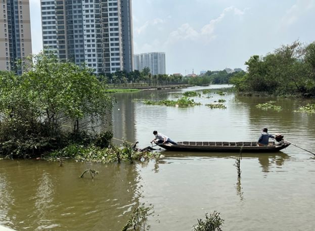 phat hien thi the nam sinh vien tren song sai gon dspl