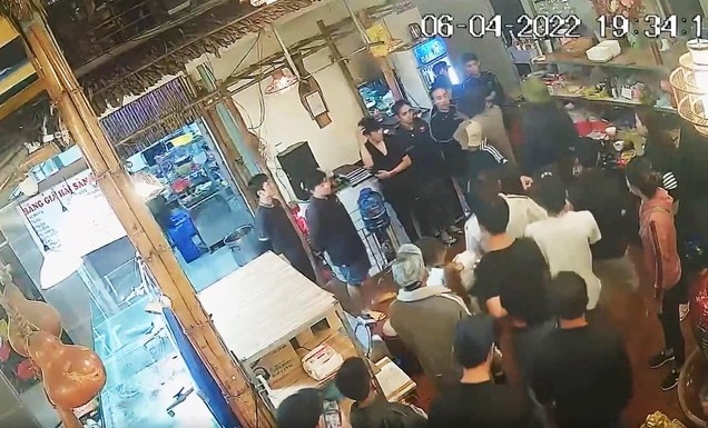 bat nhan vien quan an xep hang xin loi dspl bat nhan vien quan an xep hang xin loi dspl