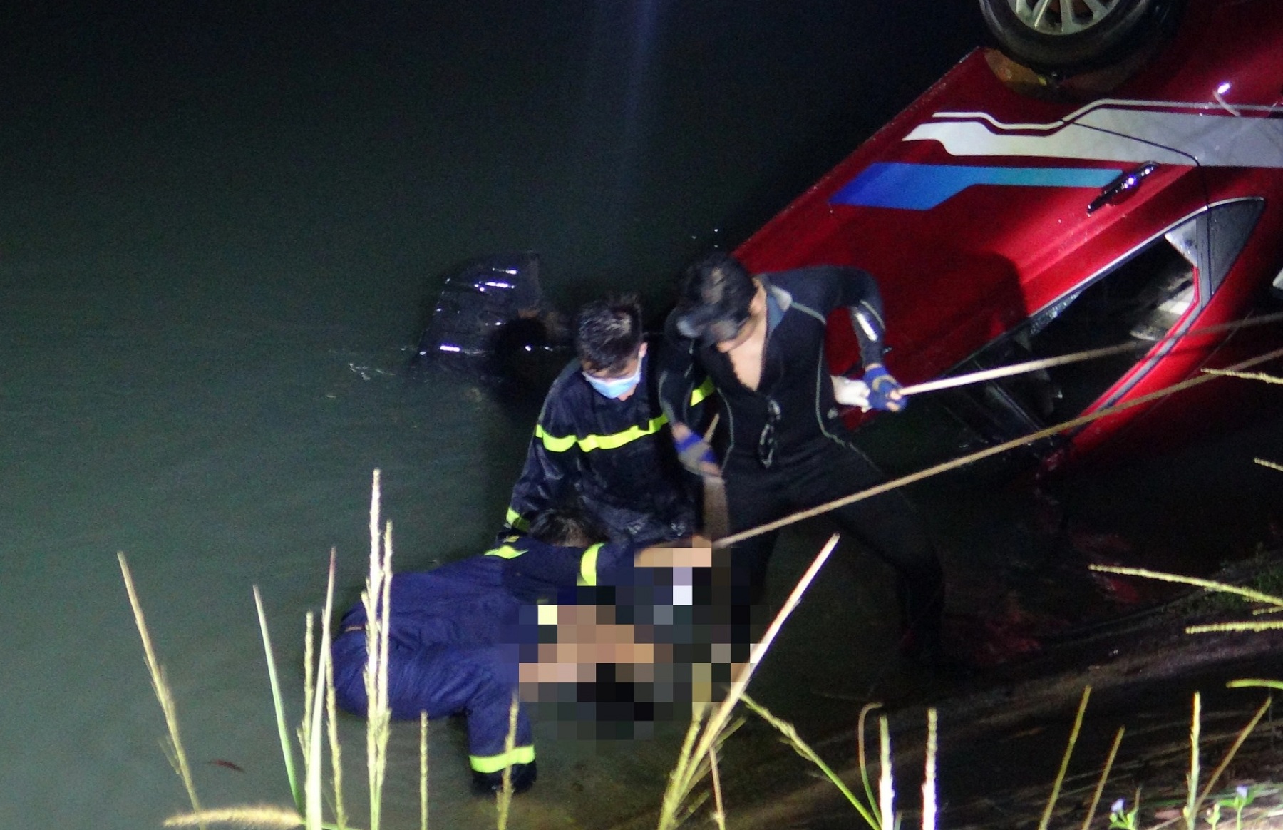 tay ninh o to lao xuong song mot nguoi tu vong dspl