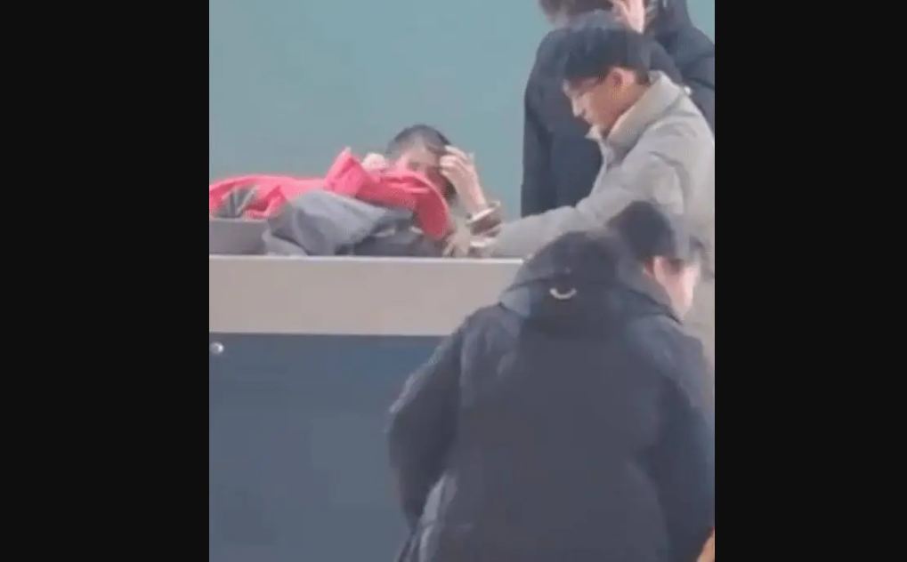 nu giang vien bat ngo ngat xiu giua giang duong hanh dong phia sau ai nay deu cam phuc dspl 1