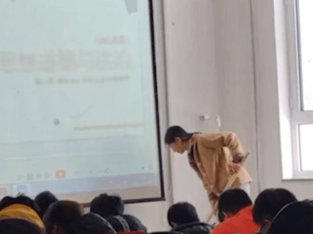 nu giang vien bat ngo ngat xiu giua giang duong hanh dong phia sau ai nay deu cam phuc dspl 2