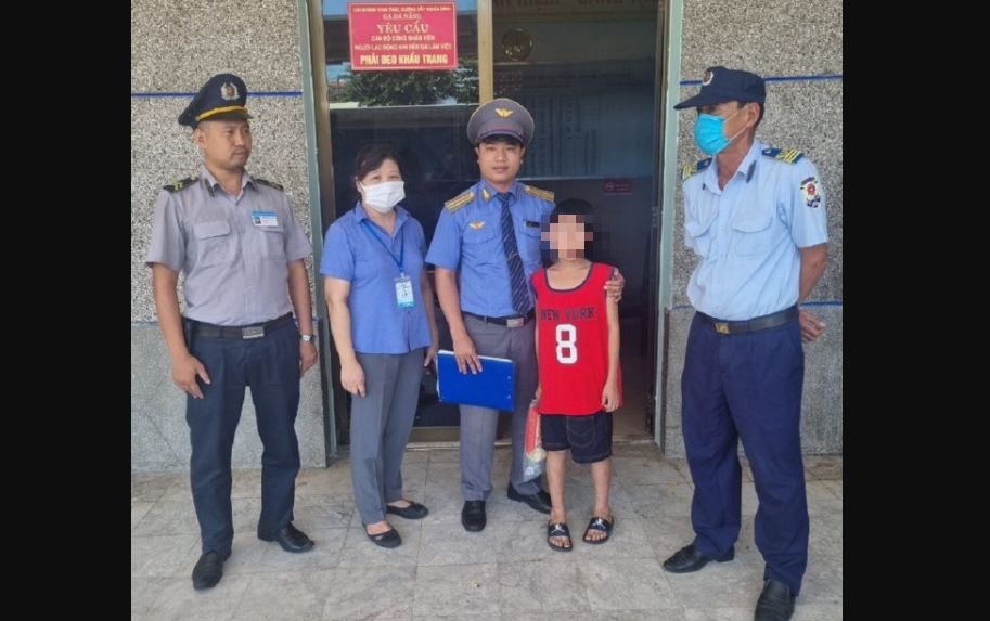 chau be nghi bi bat coc dua len tau vao nam dspl