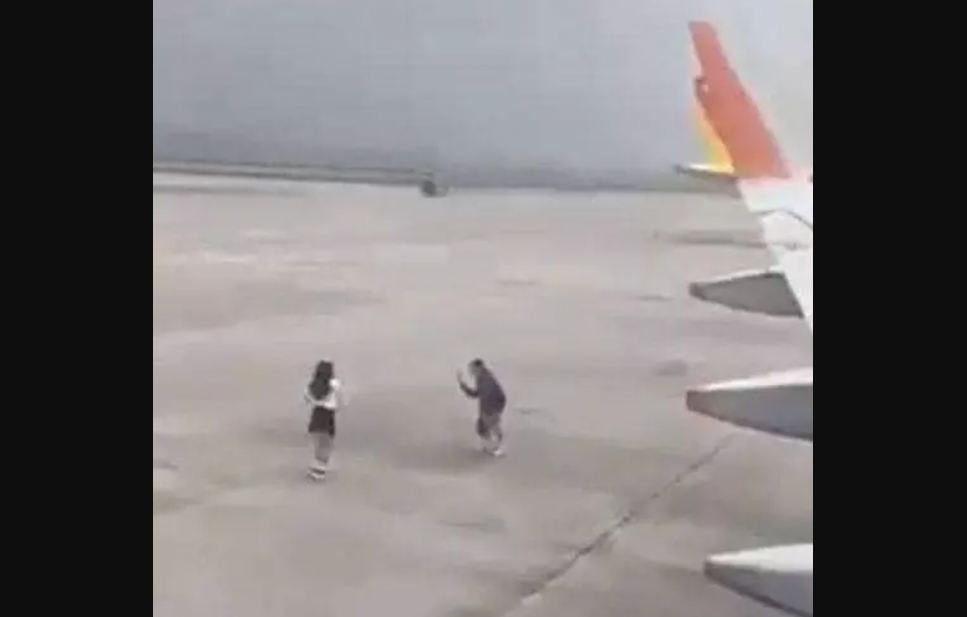 co gai nhay mua truoc may bay dspl