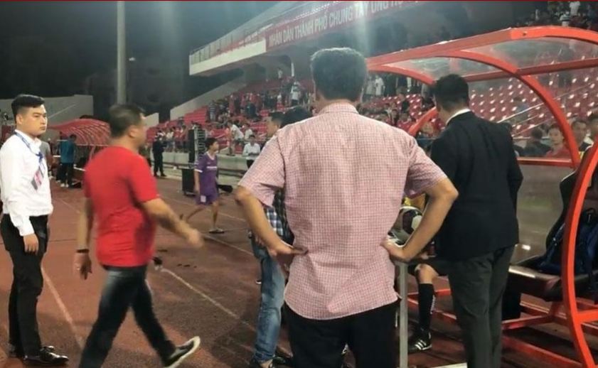 cdv tum co phun nuoc bot vao trong tai dspl 2