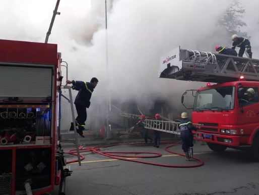 chay nha lam 2 tre tu vong dspl