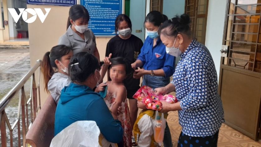 be gai 7 tuoi bi cha duong me ruot bao hanh dspl 2