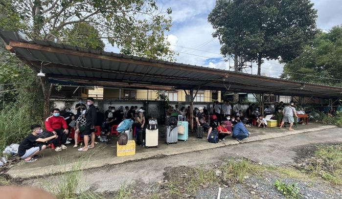 hang tram lao dong tu campuchia keo ve nuoc o cua khau moc bai dpsl