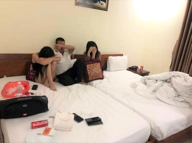 quang binh bat qua tang 7 doi tuong bay lac trong khach san osaka dspl