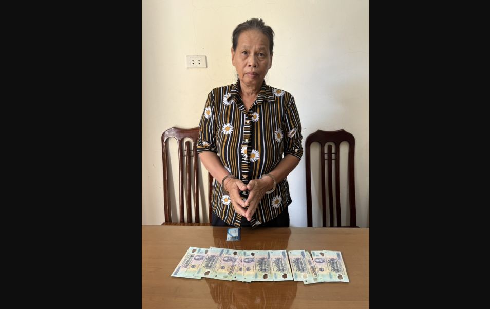 hoa binh con bi bat me mang 2 ty tien gia di giau o nghia trang dspl