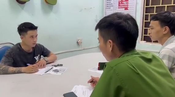 tung tin bat coc tre em nam thanh nien bi trieu tap dspl