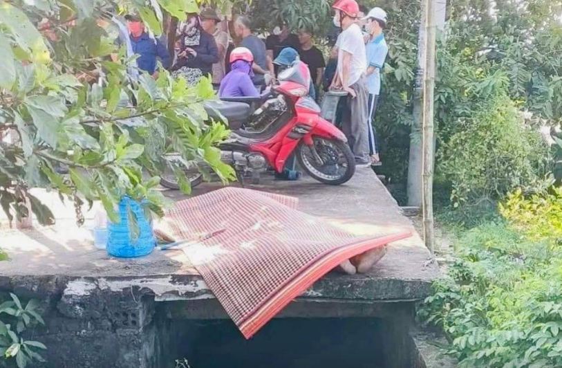 nguoi dan ong tu vong gan muong nuoc dspl