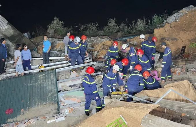 sat lo song khien nha san do sap trong dem 1 nguoi bi vui lap dsp