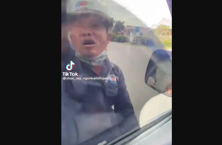 binh duong lam ro viec nguoi dan ong can duong xe cuu thuong di don benh nhan dspl