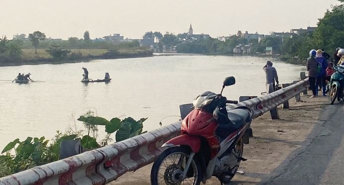 tim thay thi the nam thanh nien nghi nhay xuong song khi bi truy duoi dspl