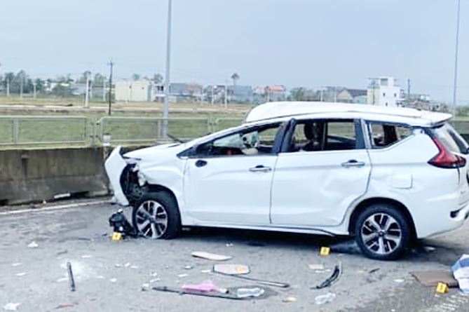 quang ngai o to tong vao dai phan cach 5 nguoi thuong vong dspl