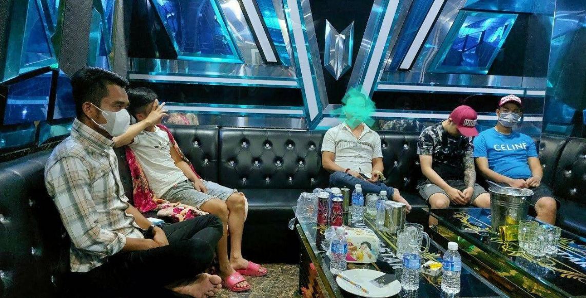 long an phat hien 26 dan choi phe pha ma tuy trong phong karaoke dspl