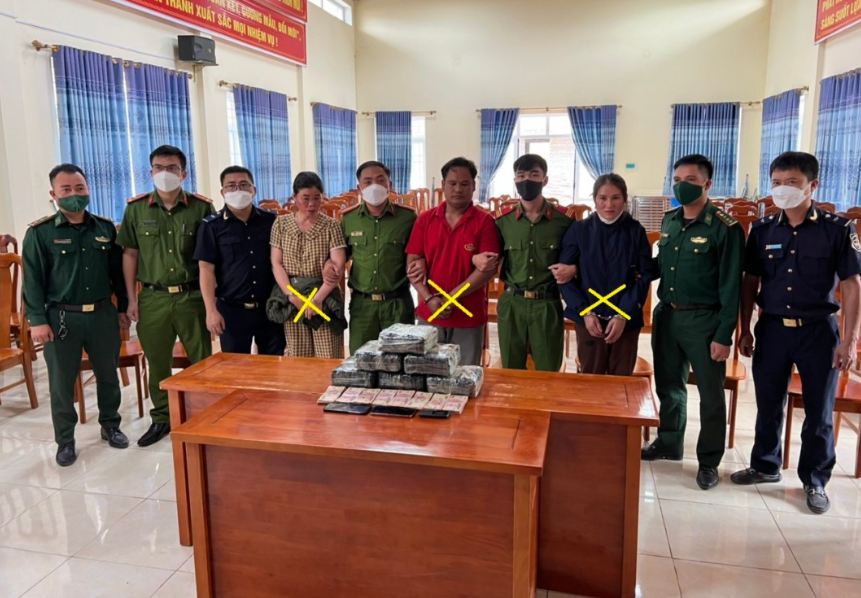 quang binh bat 3 doi tuong van chuyen trai phep hon 13kg ma tuy dspl