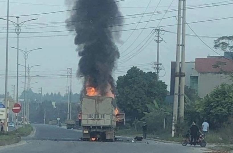 vinh phuc o to boc chay sau va cham xe may 2 nguoi tu vong dspl