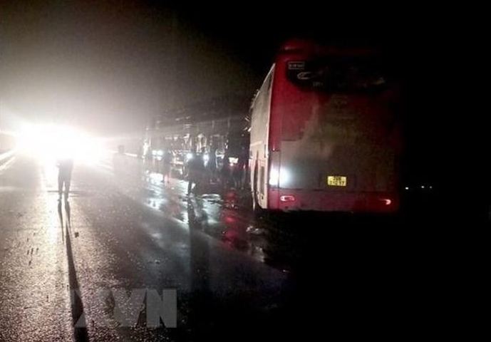 tai nan kinh hoang tren cao toc noi bai lao cai 7 nguoi thuong vong dspl