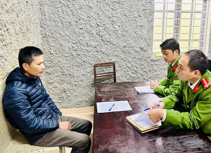 thanh hoa moc noi voi nhan vien quan bar tuon ma tuy cho dan choi bay lac dspl