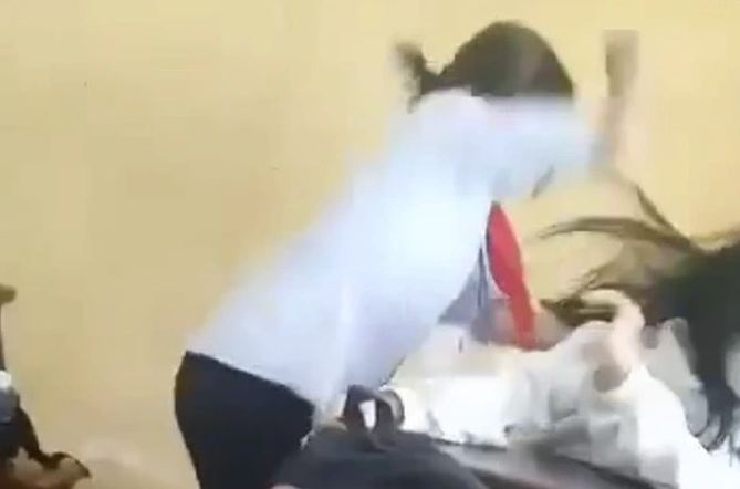 vu nu sinh lop 6 danh ban quay clip tai hau giang hanh hung chi vi khong thich thi danh dspl
