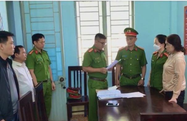 no la chau lanh dao lua xin viec de chiem doat 176 trieu dong dspl