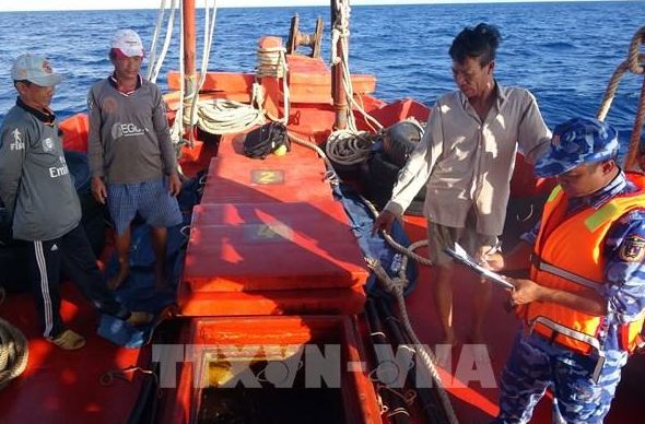 tau ca van chuyen trai phep hon 20 000 lit dau do tren vung bien ca mau dspl