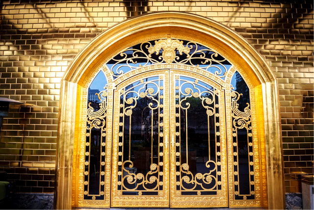 cua buoc vao sanh khach san cung duoc dat vang