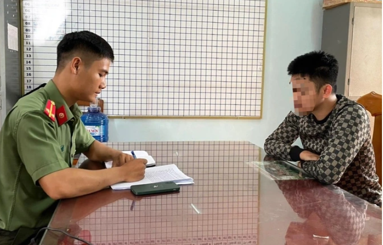 bi phat vi muon trang phuc cong an roi len mang doa cho nhap kho het 