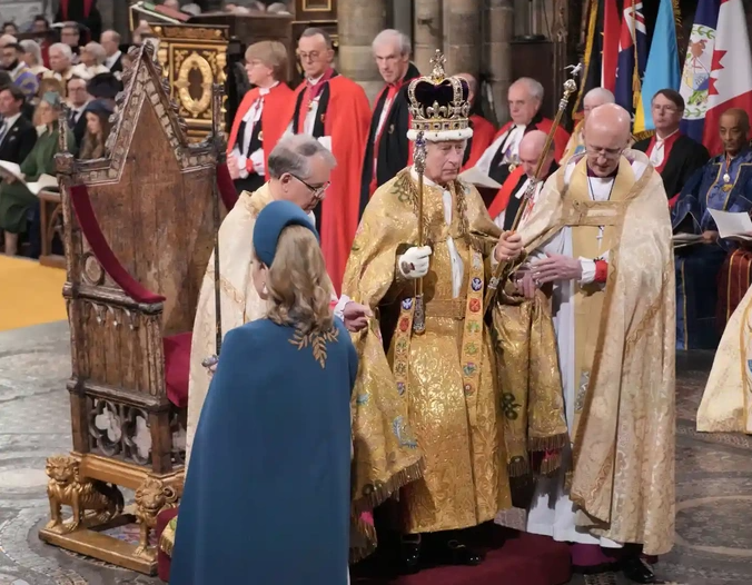 vua charles iii chinh thuc dang quang