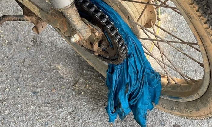 nghe an be gai 8 tuoi nga gay tay vi ao chong nang cuon vao banh xe nghe an be gai 8 tuoi nga gay tay vi ao chong nang cuon vao banh xe