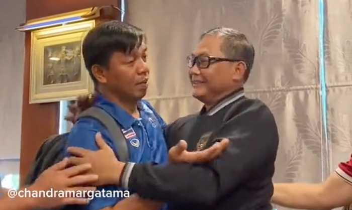 tro ly hlv thai lan bat khoc nuc no khi den xin loi truong doan indonesia tro ly hlv thai lan bat khoc nuc no khi den xin loi truong doan indonesia