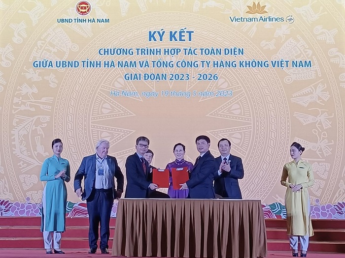 vietnam airlines ky ket hop tac toan dien voi tinh ha nam