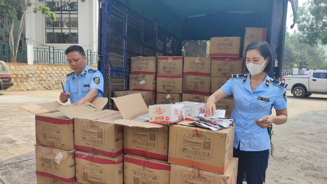 lao cai ngan chan 15000 goi canh vit an lien khong ro nguon goc rao ban qua mang1