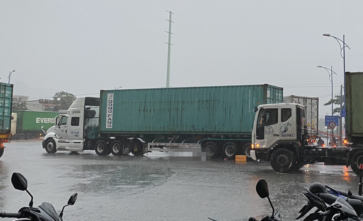don con tu que len tp hcm choi 2 me con tu vong duoi gam xe container