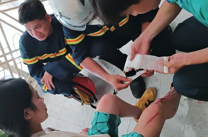 nguoi phu nu ke lai khoanh khac roi tu tang 4 ket giua 2 vach tuong chi vi cuu meo1 nguoi phu nu ke lai khoanh khac roi tu tang 4 ket giua 2 vach tuong chi vi cuu meo1