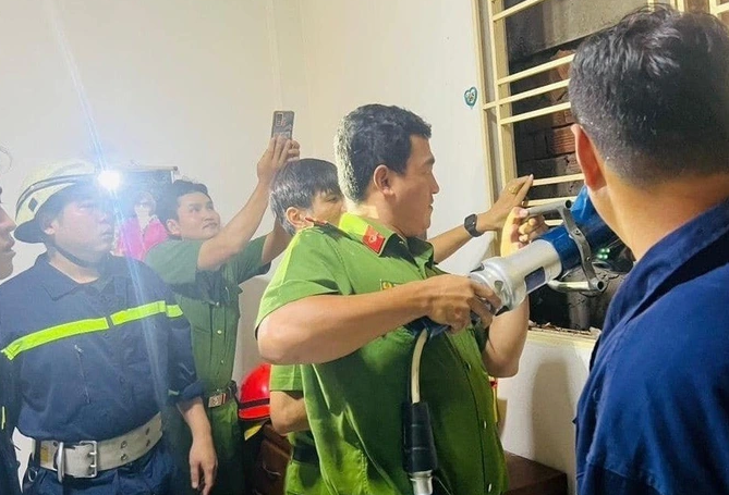 nguoi phu nu ke lai khoanh khac roi tu tang 4 ket giua 2 vach tuong chi vi cuu meo2 nguoi phu nu ke lai khoanh khac roi tu tang 4 ket giua 2 vach tuong chi vi cuu meo2