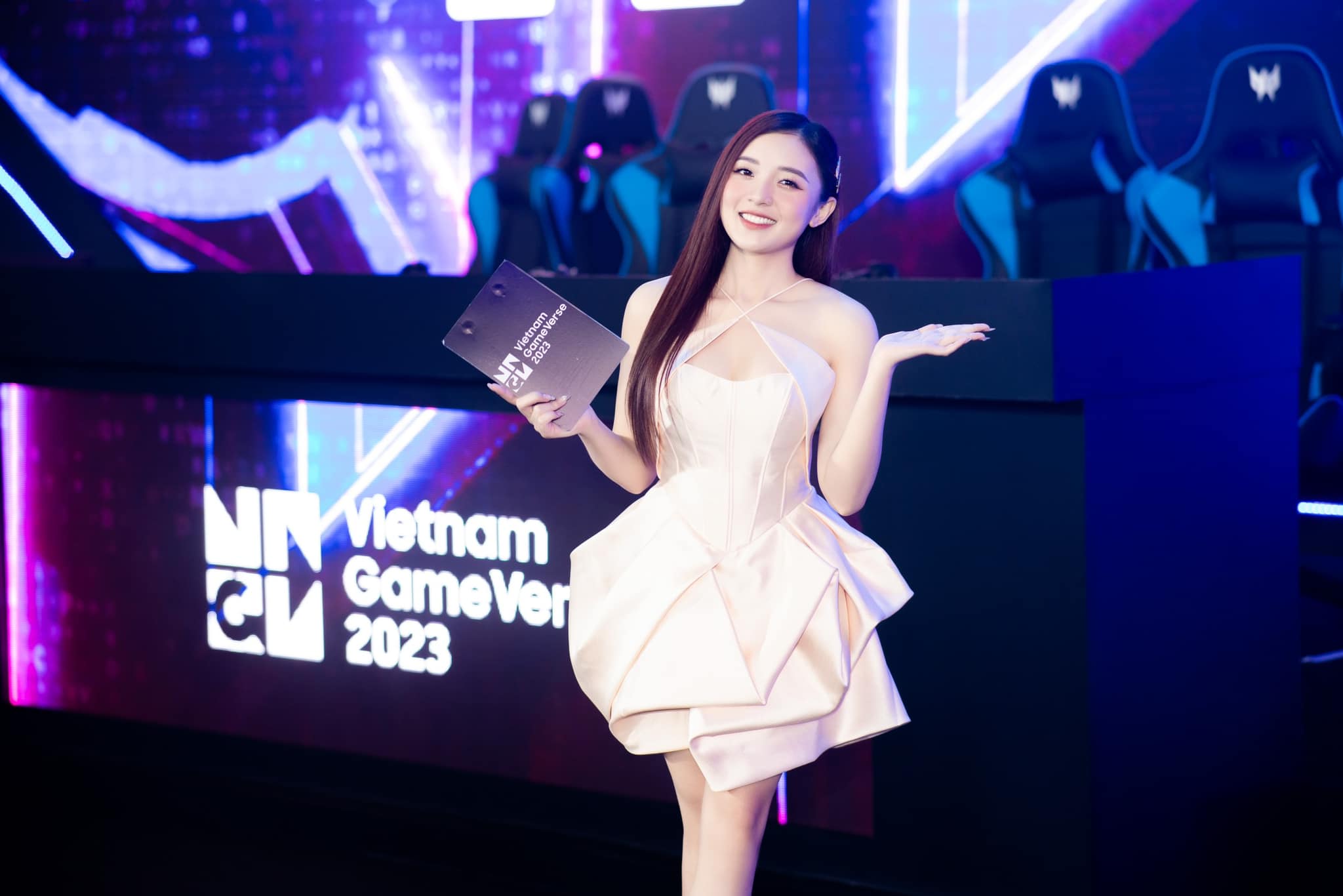 mc vtv cao 3 met be doi van quyen ru la thuong nho body day dan tran tre sac xuan2 mc vtv cao 3 met be doi van quyen ru la thuong nho body day dan tran tre sac xuan2