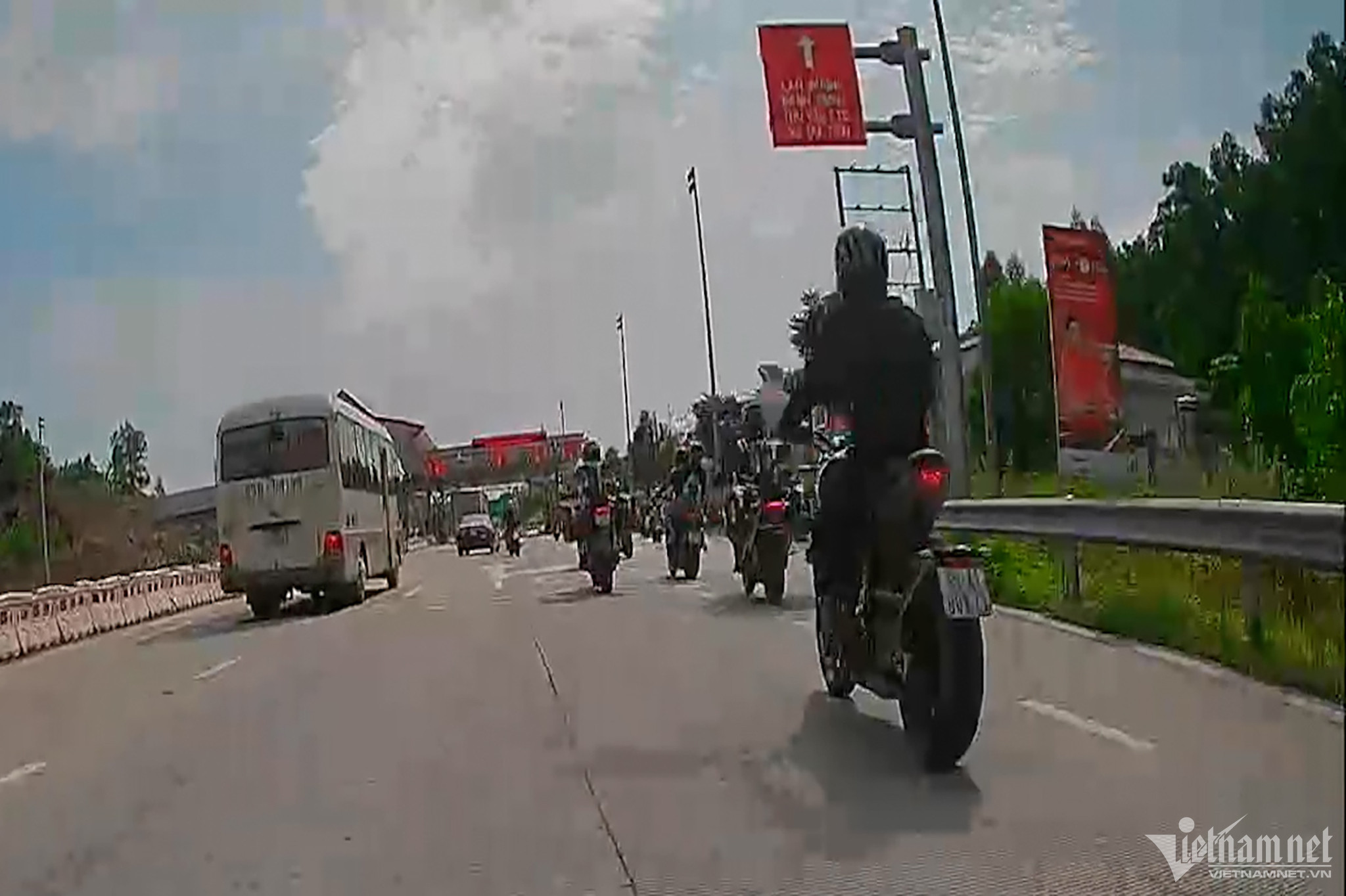 hang chuc xe may phan khoi lon di vao cao toc dam canh sat giao thong bi thuong2 hang chuc xe may phan khoi lon di vao cao toc dam canh sat giao thong bi thuong2