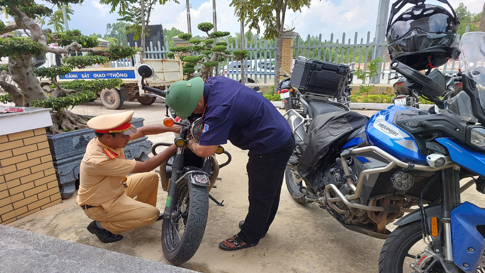hang chuc xe may phan khoi lon di vao cao toc dam canh sat giao thong bi thuong3 hang chuc xe may phan khoi lon di vao cao toc dam canh sat giao thong bi thuong3