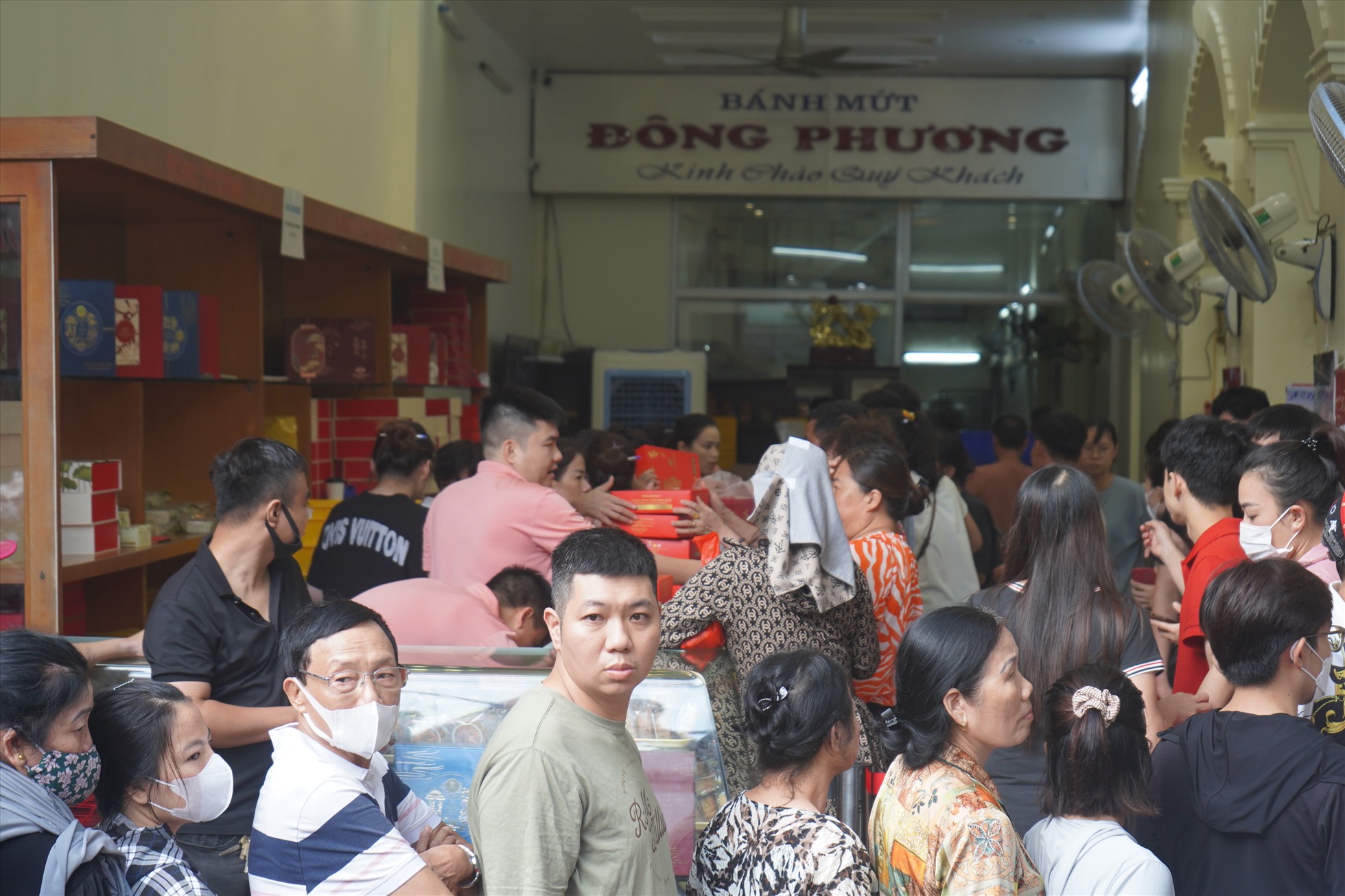 dong nguoi xep hang dai tai cua hang banh trung thu co tien chua chac da mua duoc 1 dong nguoi xep hang dai tai cua hang banh trung thu co tien chua chac da mua duoc 1