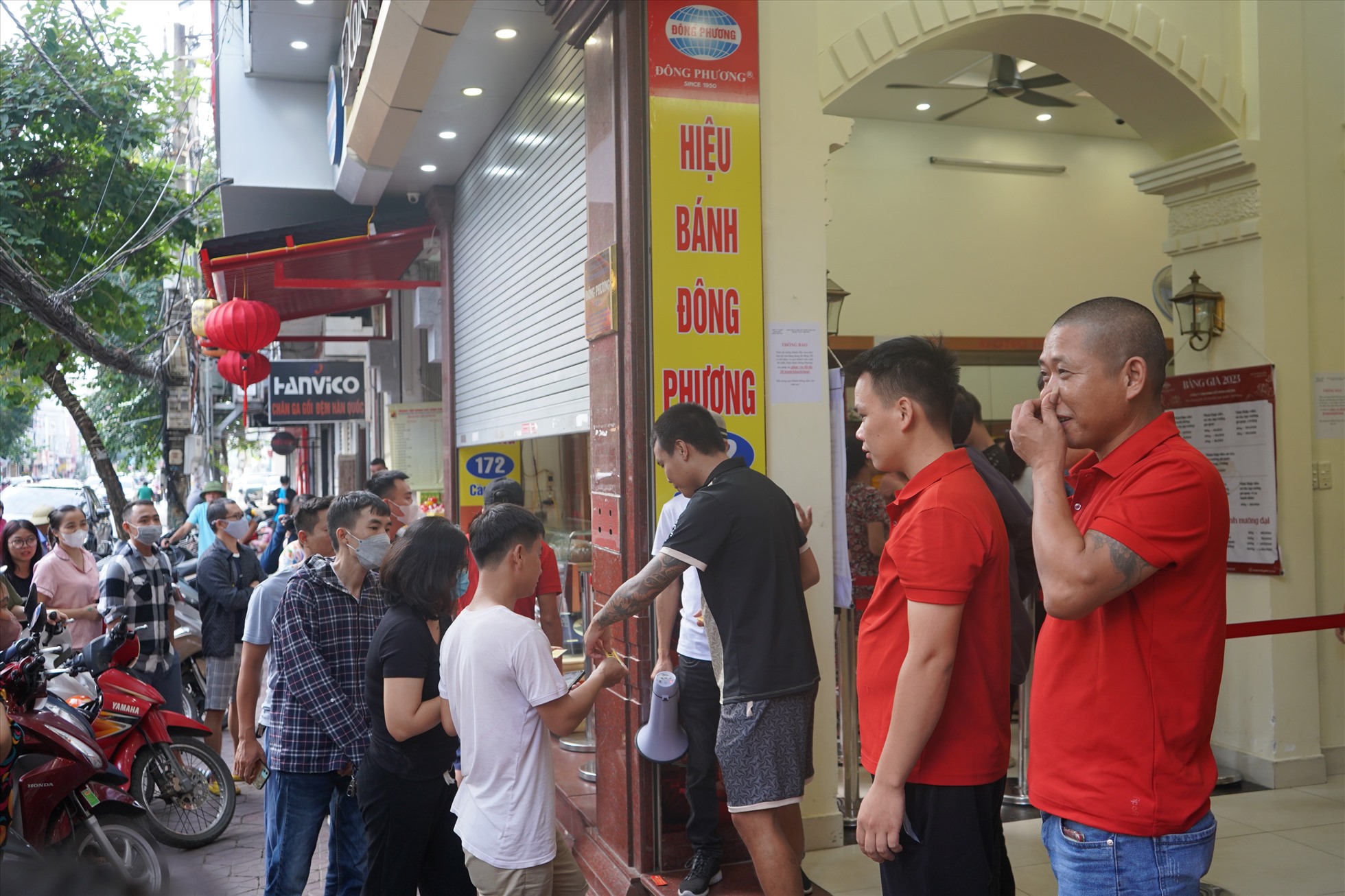 dong nguoi xep hang dai tai cua hang banh trung thu co tien chua chac da mua duoc 2 dong nguoi xep hang dai tai cua hang banh trung thu co tien chua chac da mua duoc 2