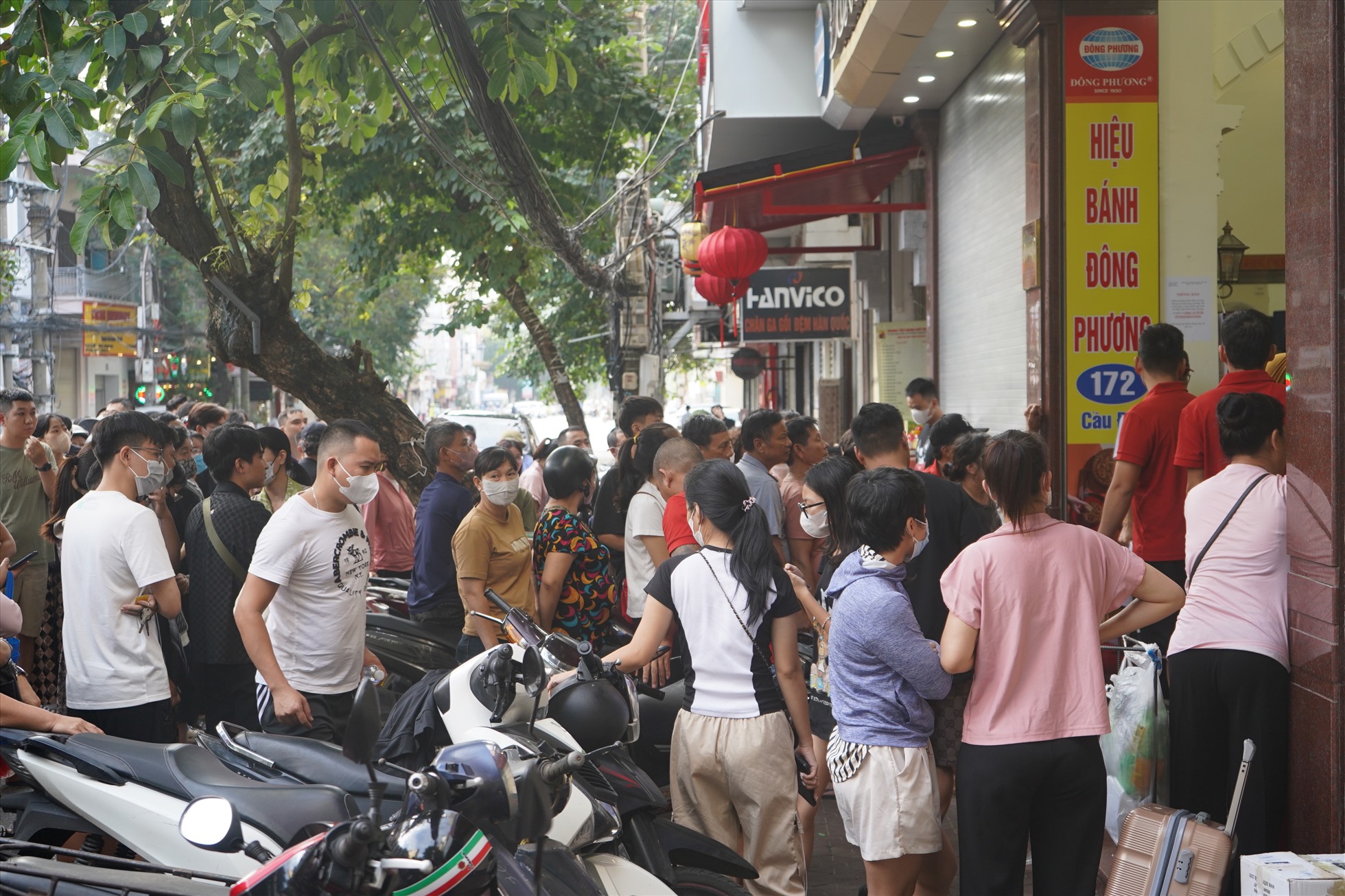 dong nguoi xep hang dai tai cua hang banh trung thu co tien chua chac da mua duoc 3 dong nguoi xep hang dai tai cua hang banh trung thu co tien chua chac da mua duoc 3