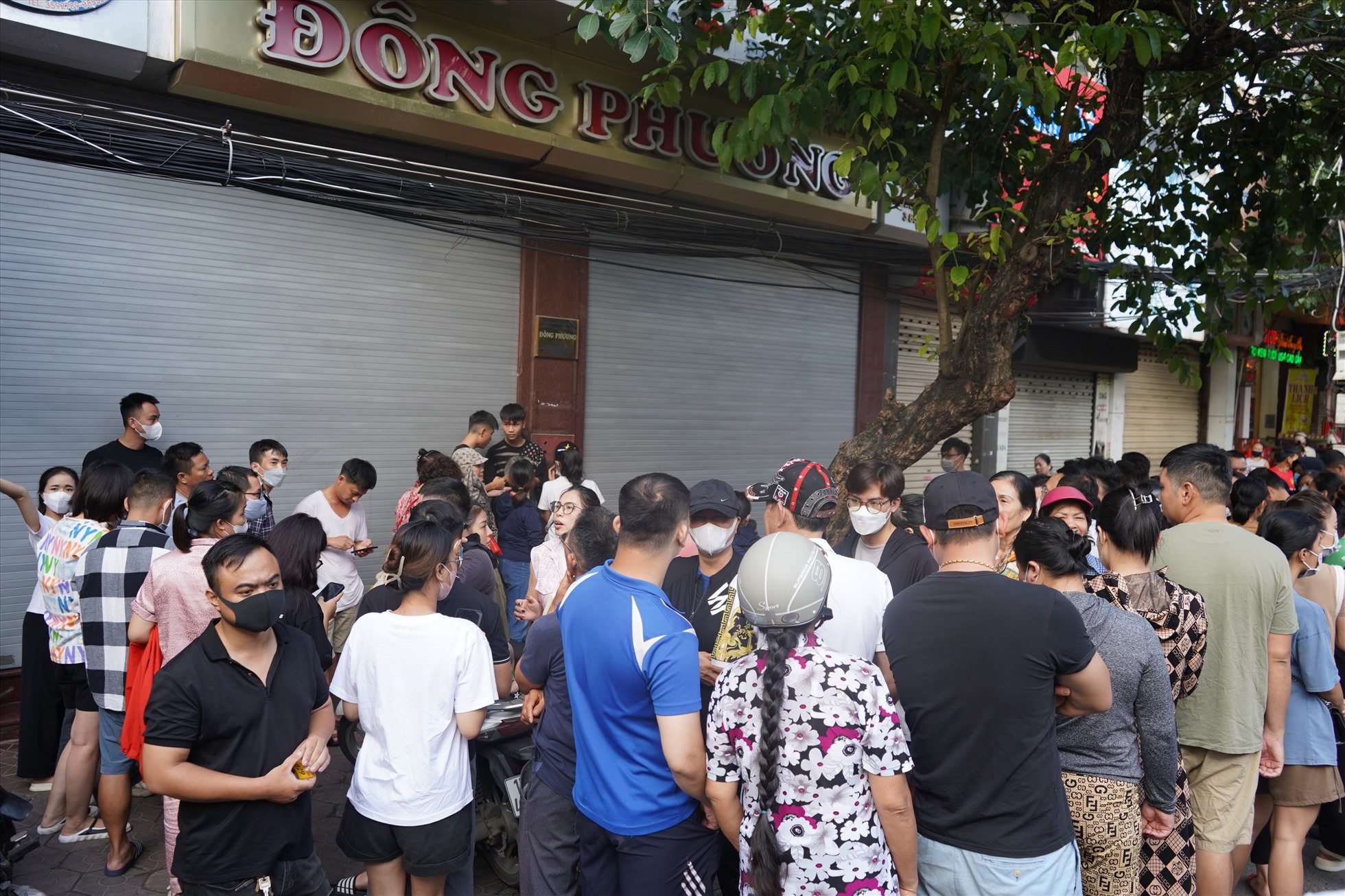dong nguoi xep hang dai tai cua hang banh trung thu co tien chua chac da mua duoc 5 dong nguoi xep hang dai tai cua hang banh trung thu co tien chua chac da mua duoc 5