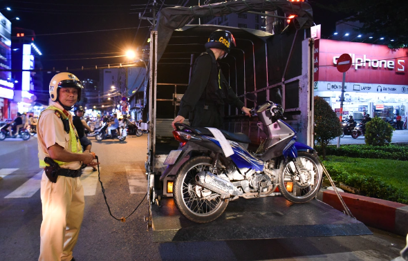 ve truoc 22h tranh chot kiem tra nong do con nam sinh khong ngo van bi phat 1 ve truoc 22h tranh chot kiem tra nong do con nam sinh khong ngo van bi phat 1