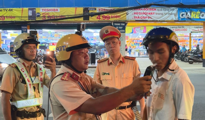 ve truoc 22h tranh chot kiem tra nong do con nam sinh khong ngo van bi phat 2 ve truoc 22h tranh chot kiem tra nong do con nam sinh khong ngo van bi phat 2