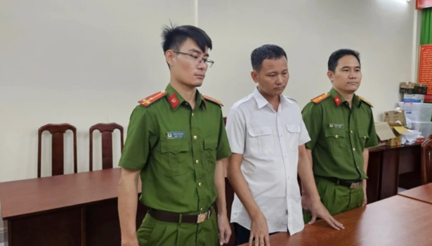 tp hcm bat nhan vien ky thuat may bay giup suc buon lau iphone tu thai lan ve viet nam 1